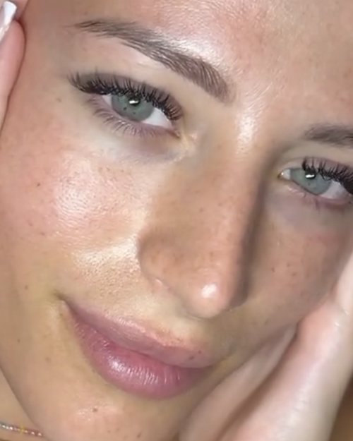 Viso di una cliente con extension ciglia e pelle luminosa
